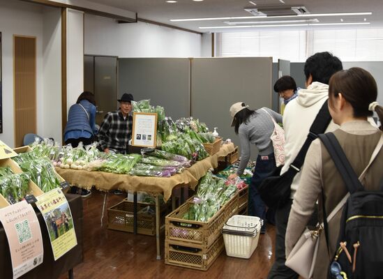 野菜の販売などが行われたマルシェ