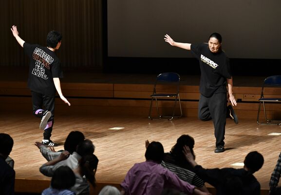 ステージ上からダンスを指導するSAMさん（右）＝6日午後2時40分、大田原市本町1丁目