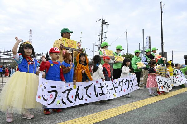 ドライバーに交通安全を呼びかける園児ら