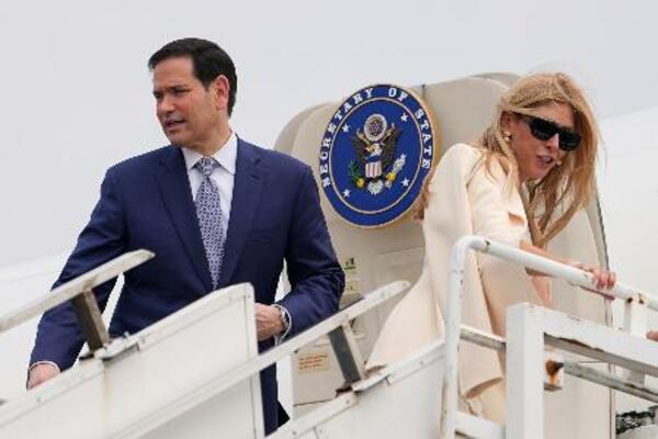 23日、インド・コルカタの空港で、専用機に搭乗するルビオ米国務長官(左)(AP=共同)