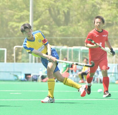 ホッケー男子決勝　第４クオーター、今市のＦＷ篠原（左）が振り向きざまのシュートでチーム７点目を奪う＝日光市ホッケー場