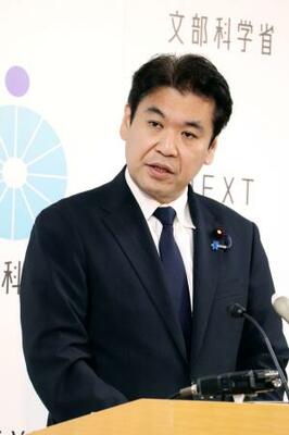 記者会見する松本文科相=26日午前、文科省