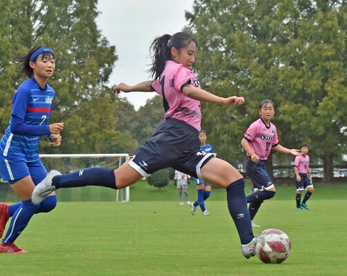 後半、文星女のＦＷ安田がシュートを放つ＝壬生町総合運動公園陸上競技場