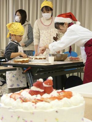 「とちあいか」でクリスマスケーキを作る参加者