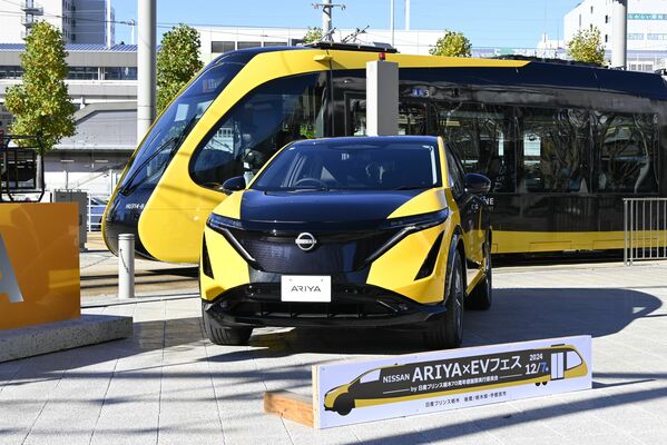 ライトラインのデザインが施されたＥＶ車＝７日午前、宇都宮市宮みらい