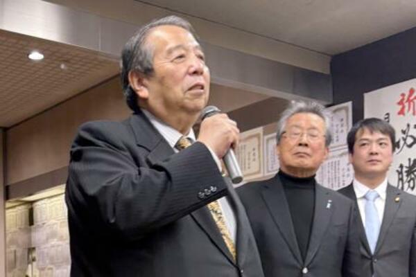 　比例代表で当選を決めた自民党の村上誠一郎氏（左）＝８日夜、愛媛県今治市