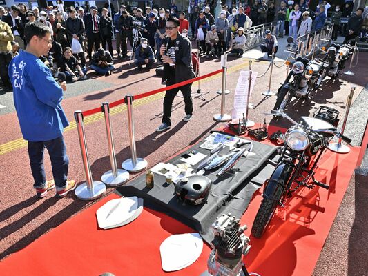 会場で行われた１９４９年製メグロバイクのレストア中間報告