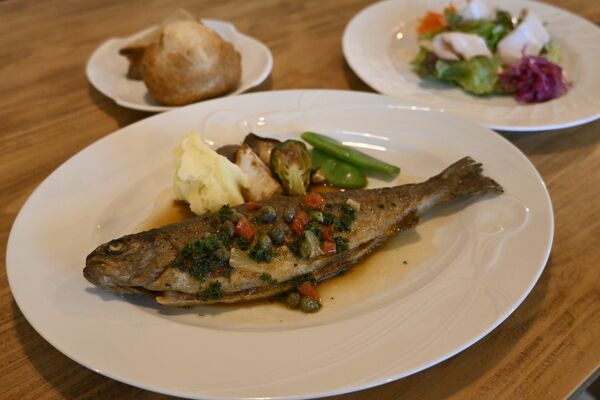 日光のにじますのムニエル