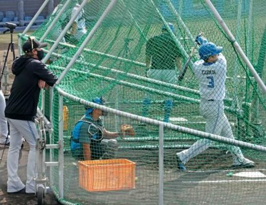 新庄監督(左手前)の視線を受けながら打撃練習する日本ハムの郡司=名護