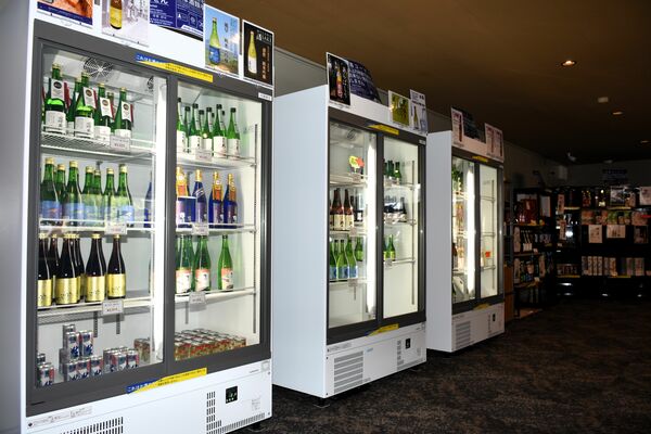 高橋弥次右衛門商店の本社に開設された直売店の酒販コーナー＝日光市