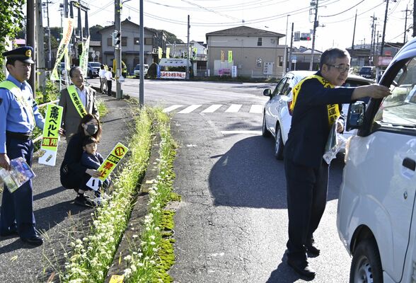 チラシを渡す入野町長