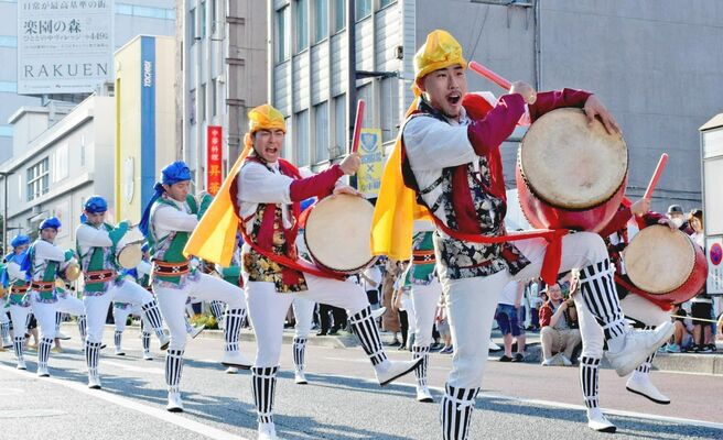 昨年の宮まつりで踊りを披露したうるま市のエイサー団体