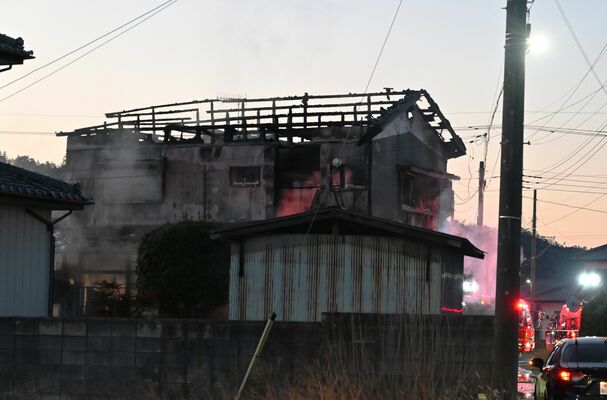 住宅を全焼し、焼け跡から遺体が見つかった火災現場＝28日午前６時40分、佐野市栃本町
