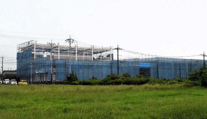 来年３月の完成を目指し工事が進む波里の新工場＝佐野市内