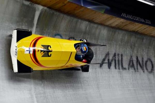 　ボブスレー女子２人乗り２回戦　滑走するノルテ、レビ組＝コルティナダンペッツォ（共同）