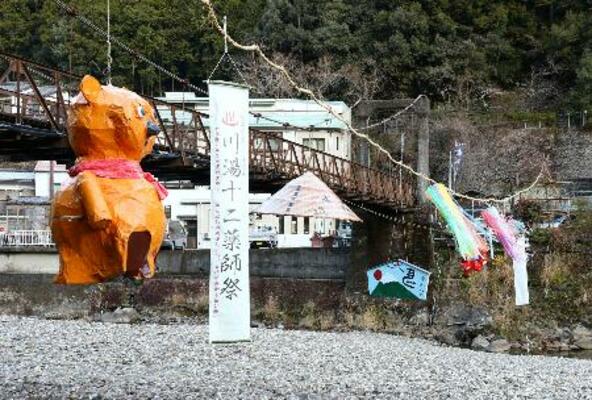 　和歌山県田辺市の川湯温泉に登場した「ジャンボ張り子」＝１２日午前