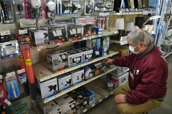 センサーライトなどの防犯グッズが並ぶホームセンターのコーナー