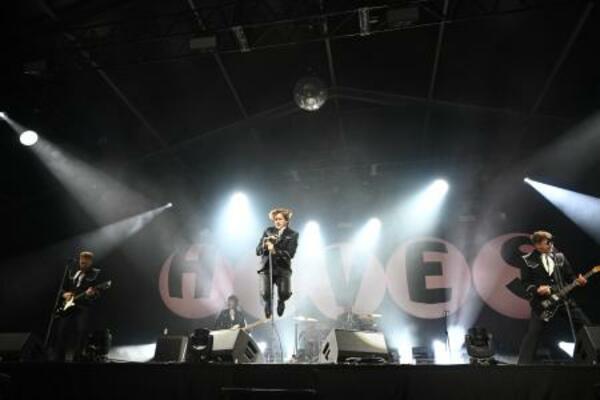 　フジロックフェスティバル３日目、「レッドマーキー」のステージに登場したＴｈｅ　Ｈｉｖｅｓ＝７月（撮影：岡利恵子）