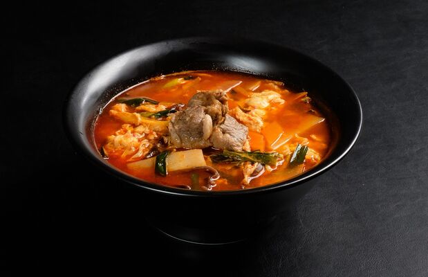 調理して盛り付けた「牛魂一擲鹿沼カルビラーメン」
