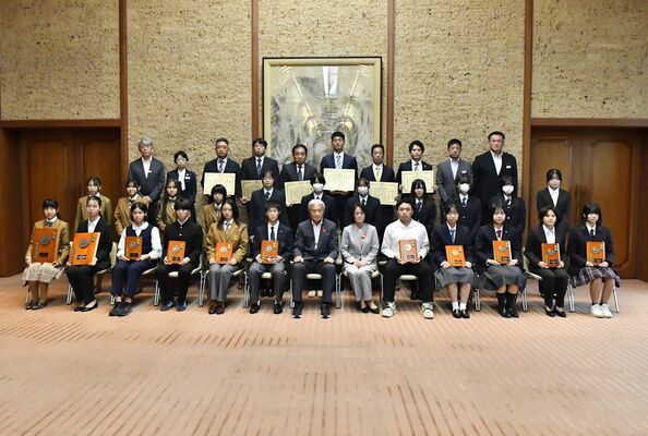福田知事（前列中央）から表彰を受けた全国大会優勝者たち＝県公館