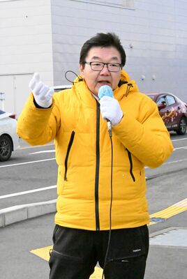 街頭でマイクを握る伊賀氏=23日午後、那須塩原市内