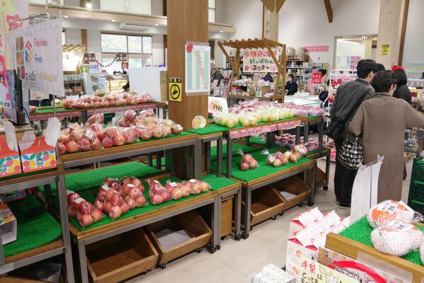 地元産のリンゴなどが並ぶ直売所