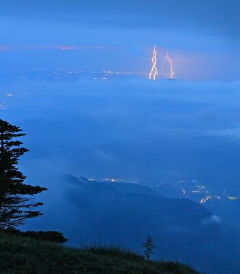 大気の状態が不安定になり、一部地域で激しい雷雨に見舞われた県内。日の出前の男体山山頂からは宇都宮市方面に稲妻が見られた＝１日午前４時15分、男体山山頂（30秒間露光）