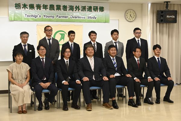 ドイツとオランダを視察する県青年農業者ら＝20日午後、宇都宮市