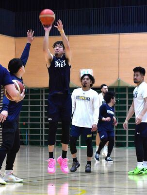 名古屋ＤとのＣＳ準々決勝に向けて自主練習に励むブレックスの比江島（左から２人目）ら＝日環アリーナ栃木