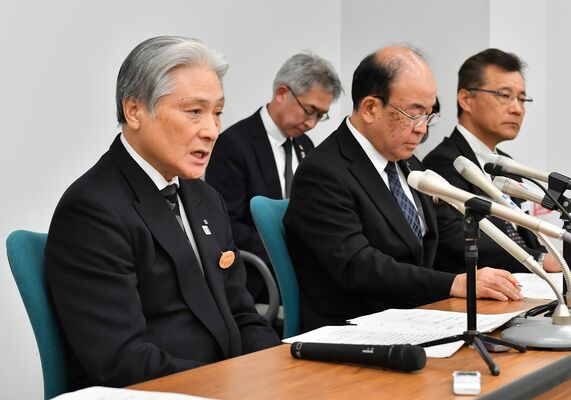 臨時休校の対応などについて記者会見する福田知事（左）と荒川教育長（中央）ら＝28日午後６時、県庁