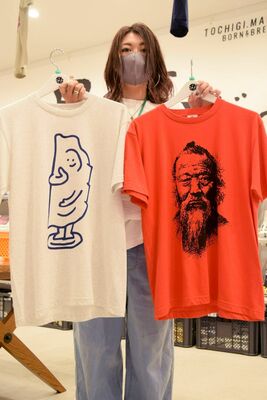ギョーザ像（左）や田中正造などのＴシャツを販売しているトチギマーケット