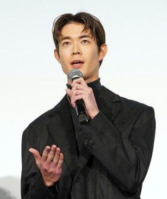 舞台あいさつする宮沢氷魚=東京都内