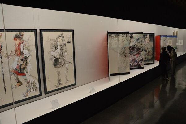 四天王像をアレンジした作品などが並ぶ会場