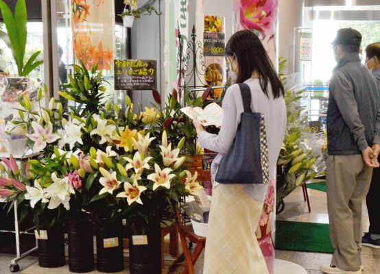 ＦＫＤ宇都宮店で行われたユリの販促活動