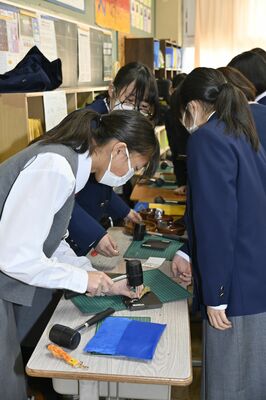 鹿革を使った小物作りに挑戦する生徒たち