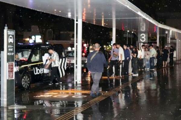 JR甲府駅前でタクシーを待つ人たち=26日午後11時22分、甲府市