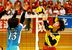 宇中女・宇中央－文星女準決勝　宇中女・宇中央の丹羽（右）がスパイクを決める＝ＤＡＩＫＹＯアリーナ佐野