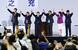 　名古屋市で開かれた自民党総裁選の演説会を終え、手を取り合う（左から）小林元経済安保相、茂木前幹事長、宮下一郎総裁選挙管理委員長代理、林官房長官、高市前経済安保相、小泉農相＝２６日