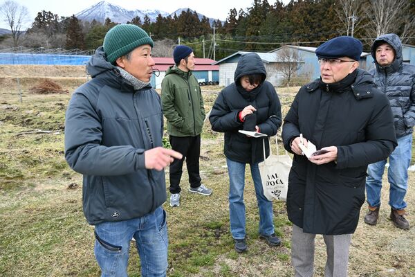 ブドウの栽培品種や栽培方法をついて鈴木さんの質問に答える石井さん（左）＝２月７日、那須塩原市板室