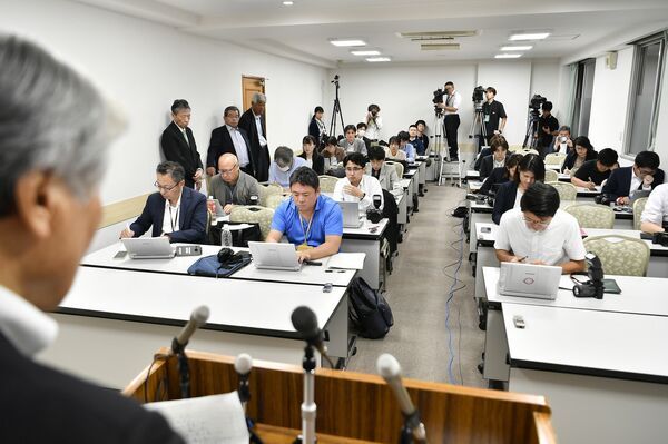 多くの記者が集まった福田知事の出馬会見=21日午後8時、宇都宮市駒生1丁目