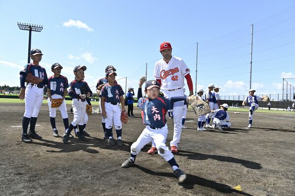 元プロ野球選手から投球指導を受ける子どもたち