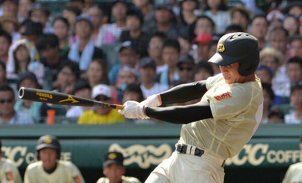 作新－北海（南北海道）決勝４回表作新無死満塁、鮎ケ瀬が中前に勝ち越しの適時打を放つ＝甲子園、2016年8月21日
