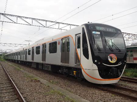 　東急電鉄の６０２０系の５両編成＝２５年６月２０日、横浜市緑区