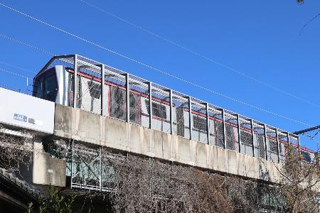 　羽貫―内宿の高架橋上に設置されたシェルター。１両が８メートルの車両２・５両分だったので、長さは約２０メートル。このアングルでは小屋が小枝に覆われて見えない