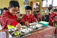 インドネシア、看板政策の無料給食縮小へ