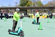 電動キックボードの正しい乗り方は? 佐野署が試乗体験、安全な利用方法を…