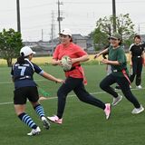 一緒に楽しくトライ！　ラグビースクールに通う子の母親らが「タグ」チームを結成
