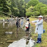 閉校後も地元に愛着を　小学生ら対象に秋山川で釣り教室　佐野・氷室地区