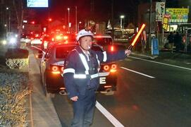 寝静まる街 目を光らせる