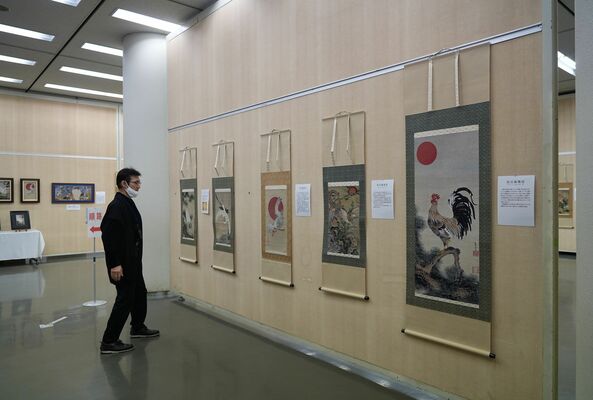 西陣美術織の作品が並ぶ会場